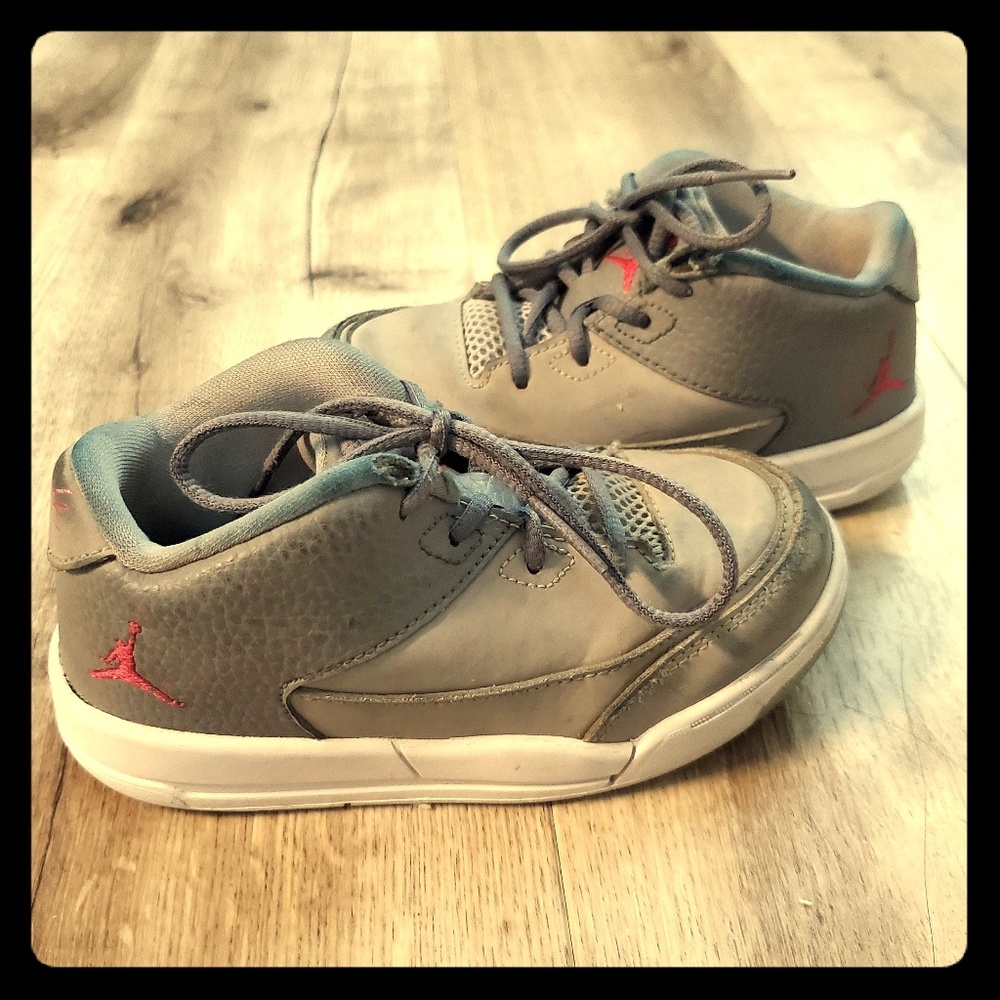 Kid's jordan shoes 9c